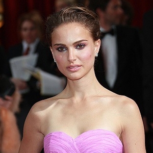 Portman typically wears natural-looking makeup. 