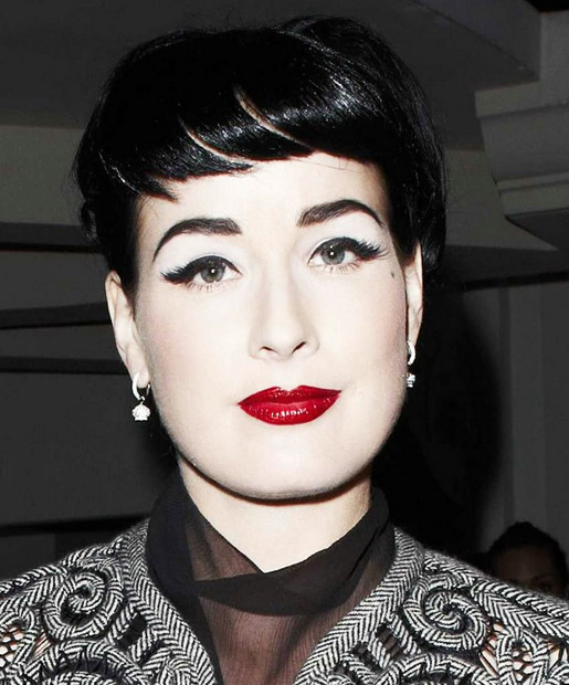 Dita Von Teese: Oval