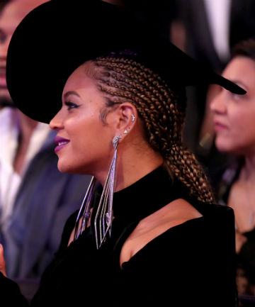 Look of the Day: Beyonce's Glowy Grammys Glam