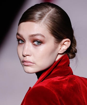 Gigi Hadid uses a facebrush to tame baby hairs