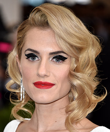 Look of the Day: Allison Williams' Platinum Curls 